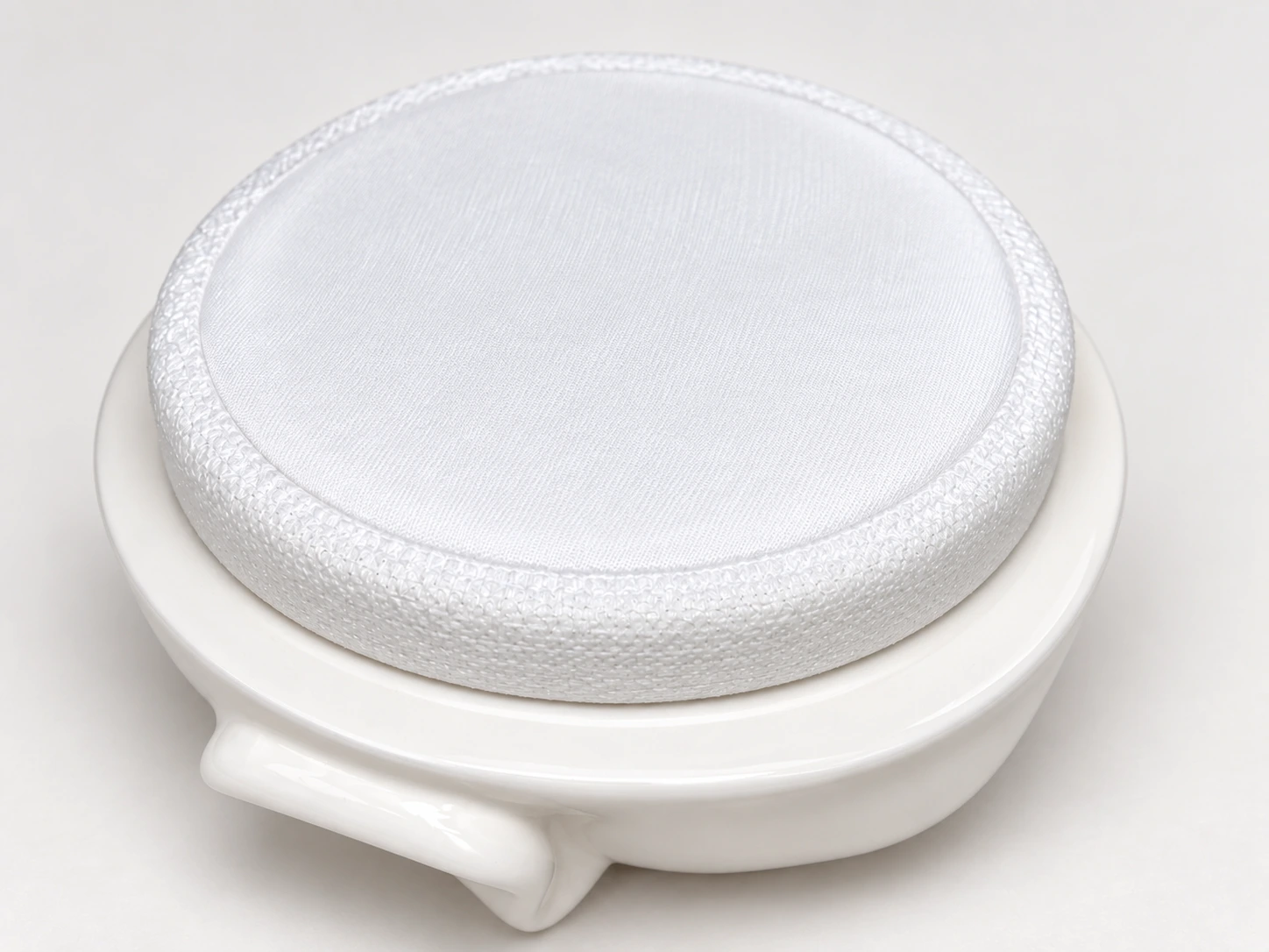 User-selected complete lid underside with neatly covered white fabric and ceramic rim